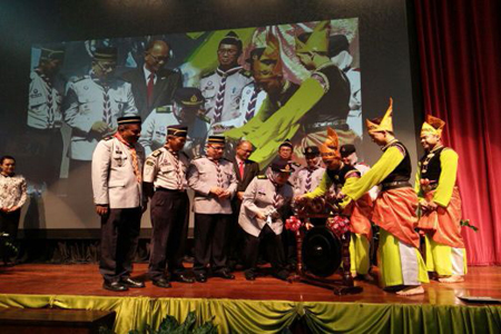 NAIB Canselor UPM, Prof Datin Paduka Dr Aini Ideris memukul gong sebagai simbolik perasmian HINEX CAMP 2016.